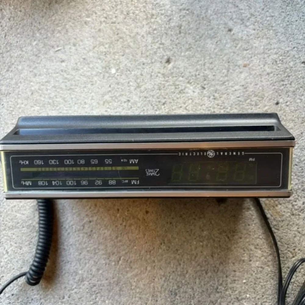 General Electric Model 7-4675A 2 Wake Times Clock Radio